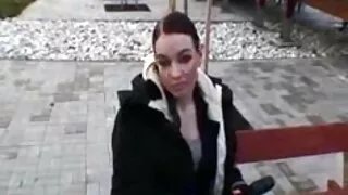 Napalona dziewczyna skończyła i spadła z sex erotyczne filmiki krzesła