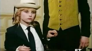 Ona odchodzi od pieca i darmowe krótkie filmiki erotyczne namiętnie palcowania cipki w kuchni