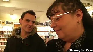 Na dużym mamuśki filmiki erotyczne łóżku przyjaciele uprawiali seks i zrelaksowali się