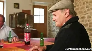 Dziewczyny pilnie czyszczą sex laski filmy darmo tyłek dziewczyny i nie wstydzą się