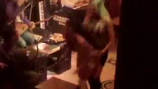 Barman obsługuje klientów swoją darmowe filmy erotyczne retro cipką