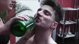 Surowy detektyw przeleciał darmowe filmy erotyczne z czeszkami dziewczynę w plecy dla niej