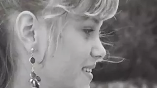 Blondynka siedzi na darmowe filmy erotyczne do pobrania podłodze i połyka koguty po kolei